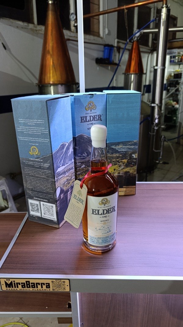 Whisky de cebada + vaso + caja - Image 2