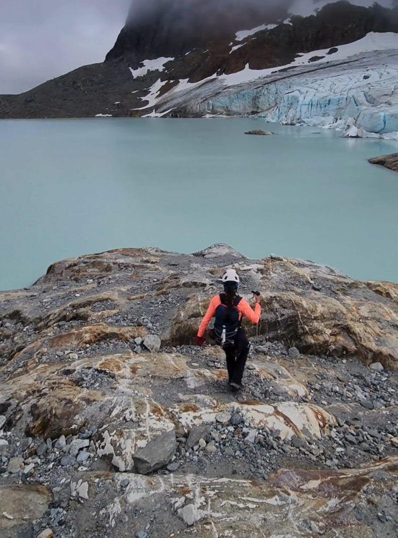 Glaciar y Laguna Ojo del Albino - Trekking en el Fin del Mundo - Image 2