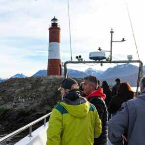 Navegación y caminata por Islas Bridges